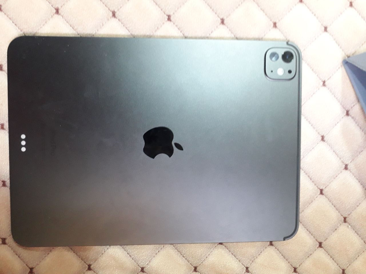 السلام عليكم ورحمة الله 🌹
📱 للبيع iPad Pro M4 (11 إنج)
💾 السعة: 256GB

🔋 البطارية: 91%
✨ نسبة النظافة: 99%
🏠 استعمال شخصي داخل البيت
🛠️ الجهاز ما داخل أي تصليح أو صيانة
🛡️ مع كفر حماية + لزكة شاشة
🔌 الشاحن غير موجود

✅ الجهاز بحالة ممتازة جداً وكأنه جديد
✅ خالي من العيوب والمشاكل
✅ جاهز للفحص الكامل قبل الشراء

💰 السعر: 1,075,000 دينار عراقي (قفل)

📍 العنوان: كركوك - حي العسكري

📩 الجاد بالشراء يتفضل خاص
❌ كسر السعر رجاءً لا يضيع وقتي ولا وقته

🌹 الله يبارك للجميع وصاحب الن


**إذا كنت صاحب هذا الإعلان وتريد حذفه لأي سبب، رجاءا أرسل رسالة إلى الدعم الفني**