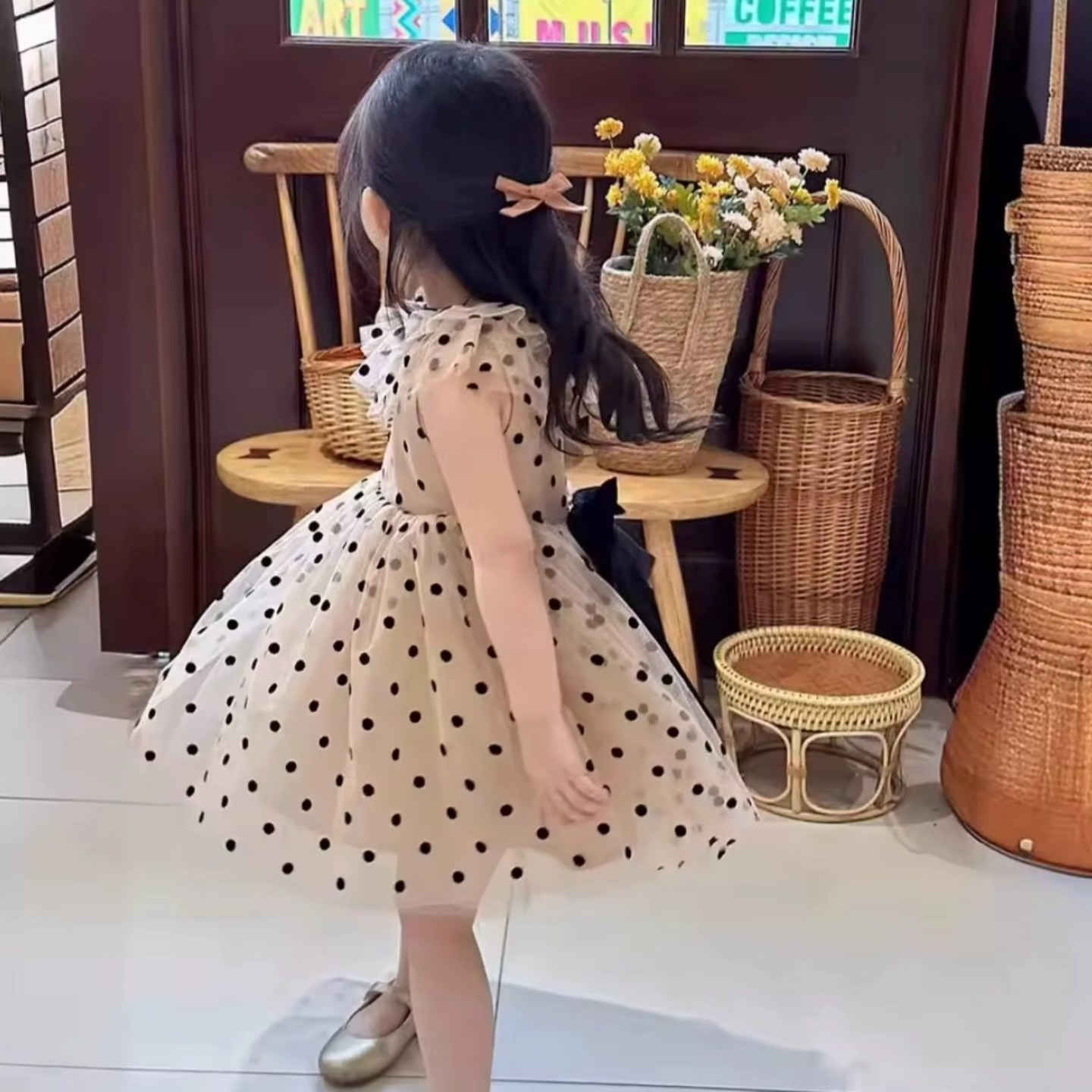 فستان بناتي شيفون ناعم وأنيق جداً
لون مميز وراقي 👌
ويجي بتفاصيل سوداء تخليه فخم ومرتب 🖤
ستايل أميرات مناسب للمناسبات والخروجات
 القياسات: من 1 سنة إلى 7 سنوات
خفيف ومريح وكلش يطلع حلو باللبس 🌸


**إذا كنت صاحب هذا الإعلان وتريد حذفه لأي سبب، رجاءا أرسل رسالة إلى الدعم الفني**