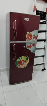 ثلاجه للبيع تبرد وتجمد مابيها اي خلل السعر مناسب الي يحب يشتري وات ساب...