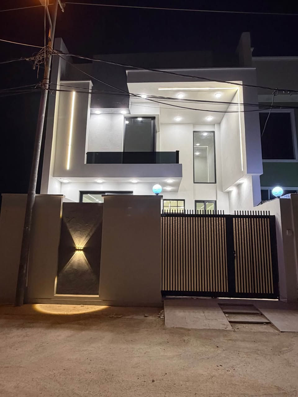 #دار_للبيع_طابو_زراعي 👇👇‎👇#استلام_مباشر

#الموقع // #حله_نادر_الثانيه_حي_الزيتون_الجديد

 #طابقين_بناء_حديث_درجه_اولى

#متوفر_كافه_الخدمات✅ ماء مجاري كهرباء تبليط عرض الشارع 10م اناره ليلية تحويل مباشر

#المساحه // 150 م واجهة 7.50 م ❌ 20 م

#السعر // خاص

#التفاصيل ( استقبال + مطبخ  + هول 

+ غرف نوم عدد 3 + مجمع صحيات عدد 3

+ منور عدد 2  + طارمة )

——————————

للاستفسار اكثر مراسلة الصفحة او الاتصال 

 #علاء_الغرباوي  📞 ***********

او مراجعه المكتب 🏠#مكتب_روعة_اللقاء_للعقار 🏠

               🏗️ #مــوقع_المكتب🏗️

{ بابل/ حله نادر الاولى شارع الخدمي قرب سكله صدام } حلة, بابل
