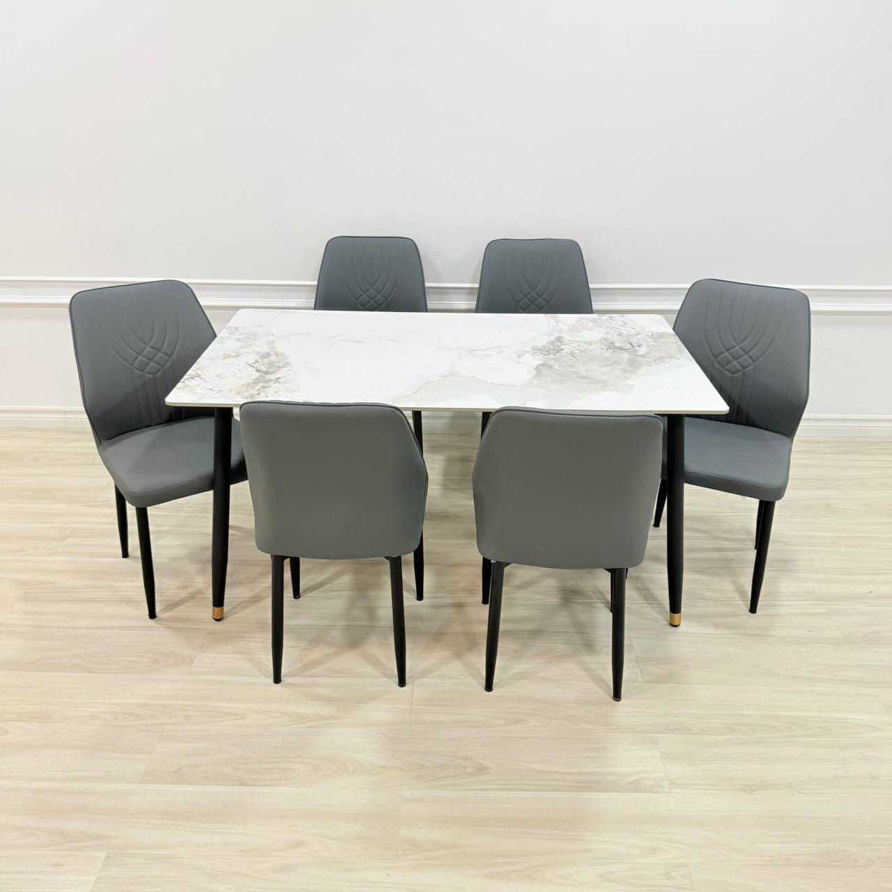 ميز طعام 6 كرسي رجل حديد سطح رخام مزجج 
قياس الميز 80*140 سم


**إذا كنت صاحب هذا الإعلان وتريد حذفه لأي سبب، رجاءا أرسل رسالة إلى الدعم الفني**