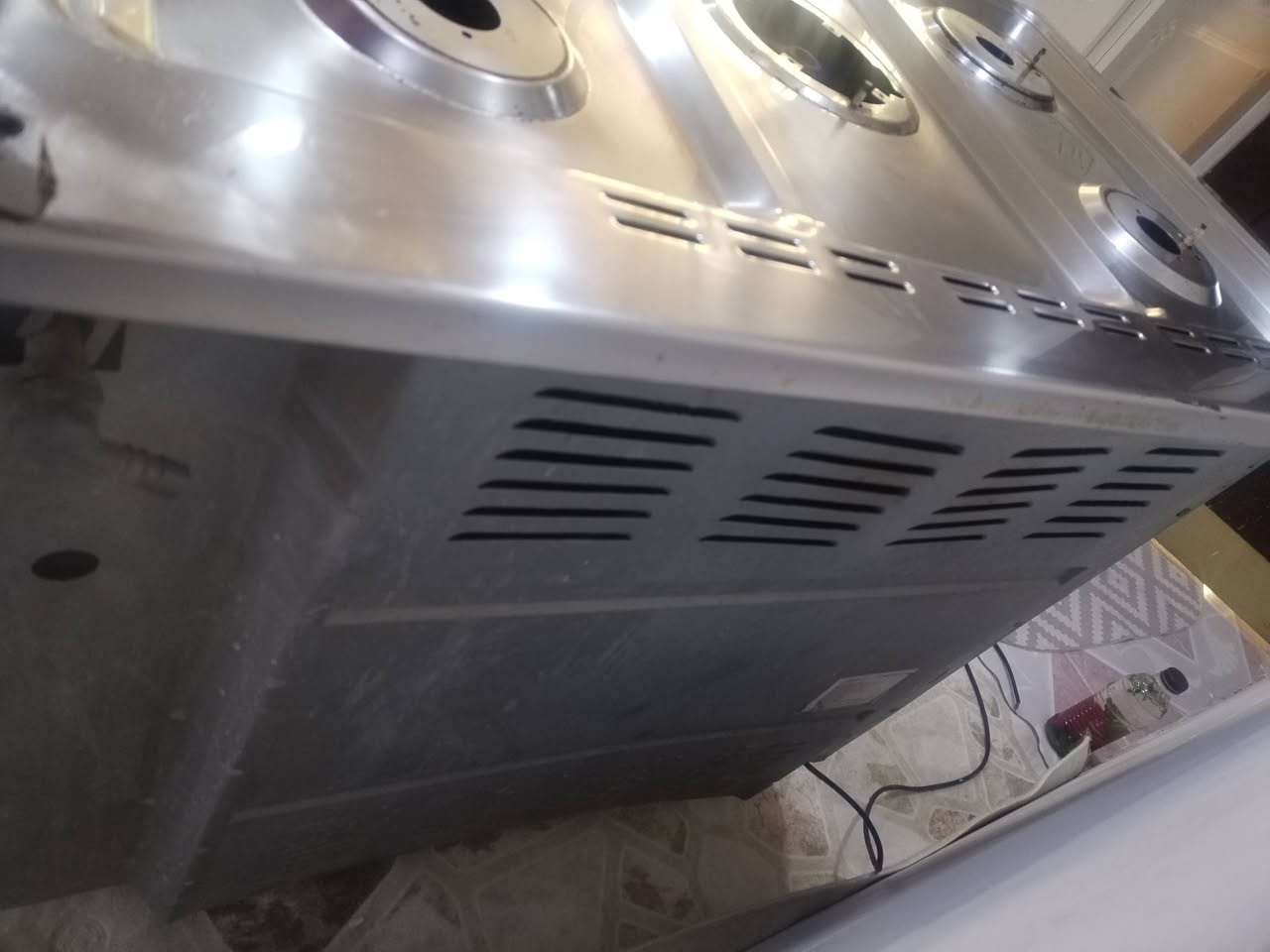 طباخ 5عيون شغال مستعمل للبيع اخو جديد فقط یحتاج يدات للتشفيل غاز 
 عنوان قادسية رقم ***********3
