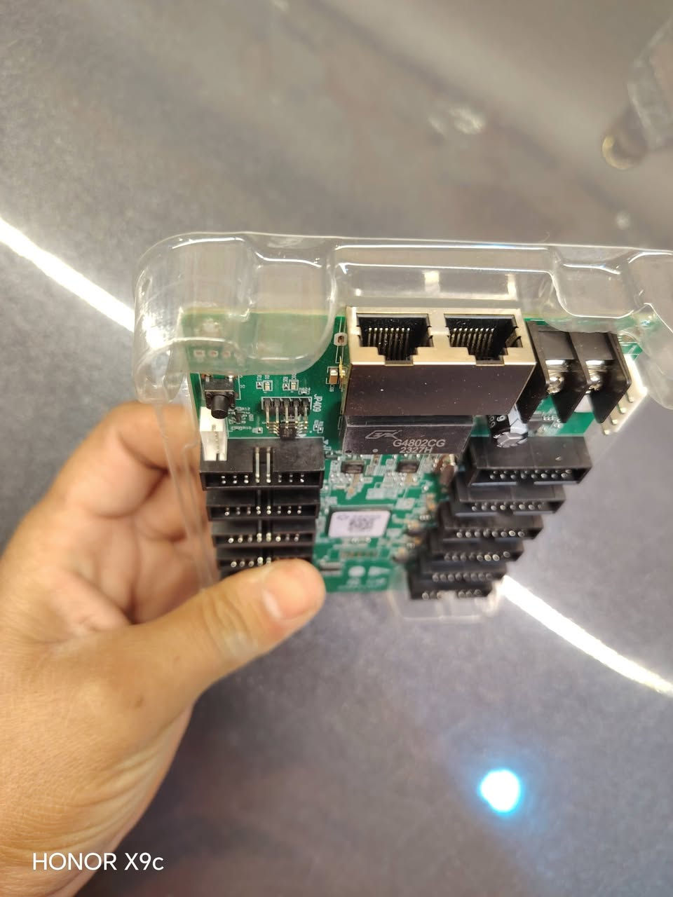 بطاقة الاستقبال NovaStar MRV416 هي بطاقة استقبال عالية الأداء مصممة خصيصًا لأنظمة شاشات LED.
تدعم دقة تصل إلى 512×384@60Hz مع شرائح تشغيل PWM. 
تتميز بوظائف مثل معايرة السطوع، ودعم الإخراج ثلاثي الأبعاد، وتعديلات جاما RGB الفردية. 
تستخدم 16 موصل HUB75E قياسيًا للاتصال، مما يضمن استقرارًا عاليًا. 
تدعم ما يصل إلى 32 مجموعة من بيانات RGB المتوازية وهي مناسبة لمختلف إعدادات الشاشات. 
يمكن شراؤها من المتاجر المتخصصة في مكونات شاشات LED أو عبر الإنترنت

متوفر قطعتين 
اثنينهن ب 30


**إذا كنت صاحب هذا الإعلان وتريد حذفه لأي سبب، رجاءا أرسل رسالة إلى الدعم الفني**