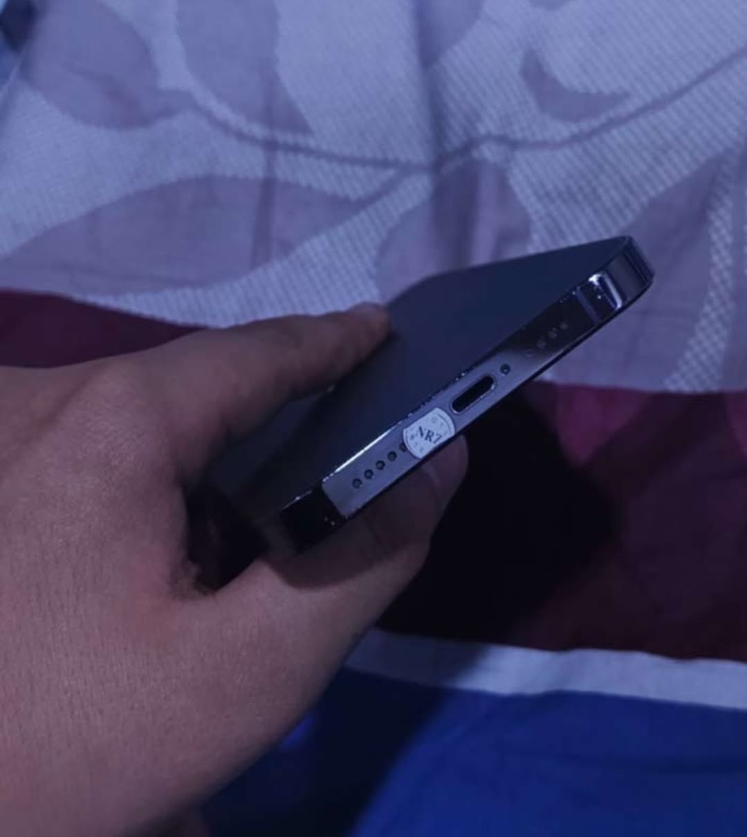 آيفون 13 برو ماكس (نظيف جداً - قمة النظافة)

• الموديل: iPhone 13 Pro Max.
• الذاكرة: 256 جيجابايت.
• نسبة البطارية: 88% (أصلية وتكفي يوم كامل وزيادة).
• الحالة الفنية: الجهاز (ما مصلح نهائياً) ولا مفكوك، شد بلاد.
• النظافة الخارجية: نظيف جداً، خالي من الخدوش أو الفطور.
• الملحقات: (فقط كارتون).

الجهاز شغال 100% وبصمة الوجه (Face ID) سريعة جداً.
• الفحص والتقليب من حق المشتري بأي مكان يعجبه.
السعر المطلوب: 650االف دينار (وقابل للتفاوض البسيط جداً للشراي).
المكان: (البصره حي المهندسين : ).
للتواصل: (***********).
