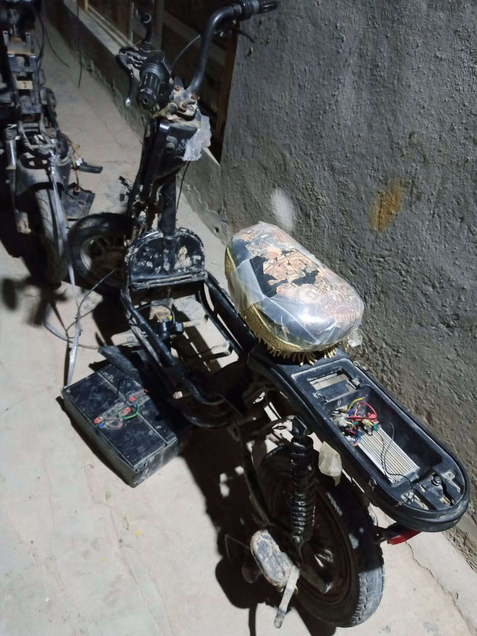 سلام عليكم هاي تراجات شحن البيع وحده تتاج بس ترتيب شغله بس اني اطي كوم حديد وثانيه تحتاج بطاريات وتاج سكليتر     ؟    وغراضهن   ؟   كاملات مكاني بغداد تقاطع النهروان بسمايه  سعر 100   ***********
