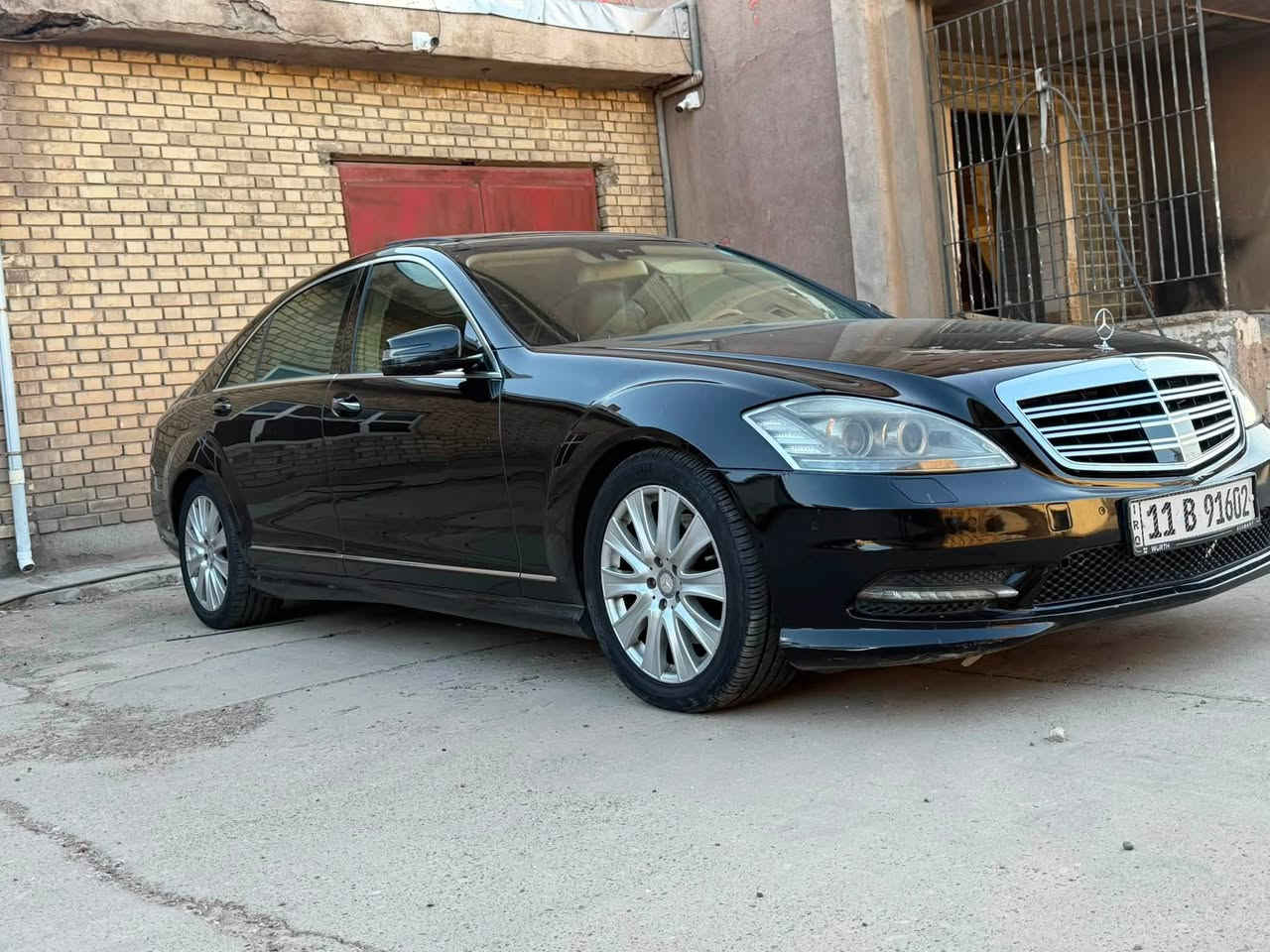 السلام عليكم 
S350
موديل 8  محدث 13 خليجي  فول الفول 
 باب طويل 
بانوراما مو سلايت 
ناظور ليلي 
كشنات خلفيه كهرباء 
٥ بردات كهرباء 
الداخل بالجيس. والسياره جانت بعمان  مو بالعراق
تخم تاير جديد 
رقم بغداد باسمي  
***********

