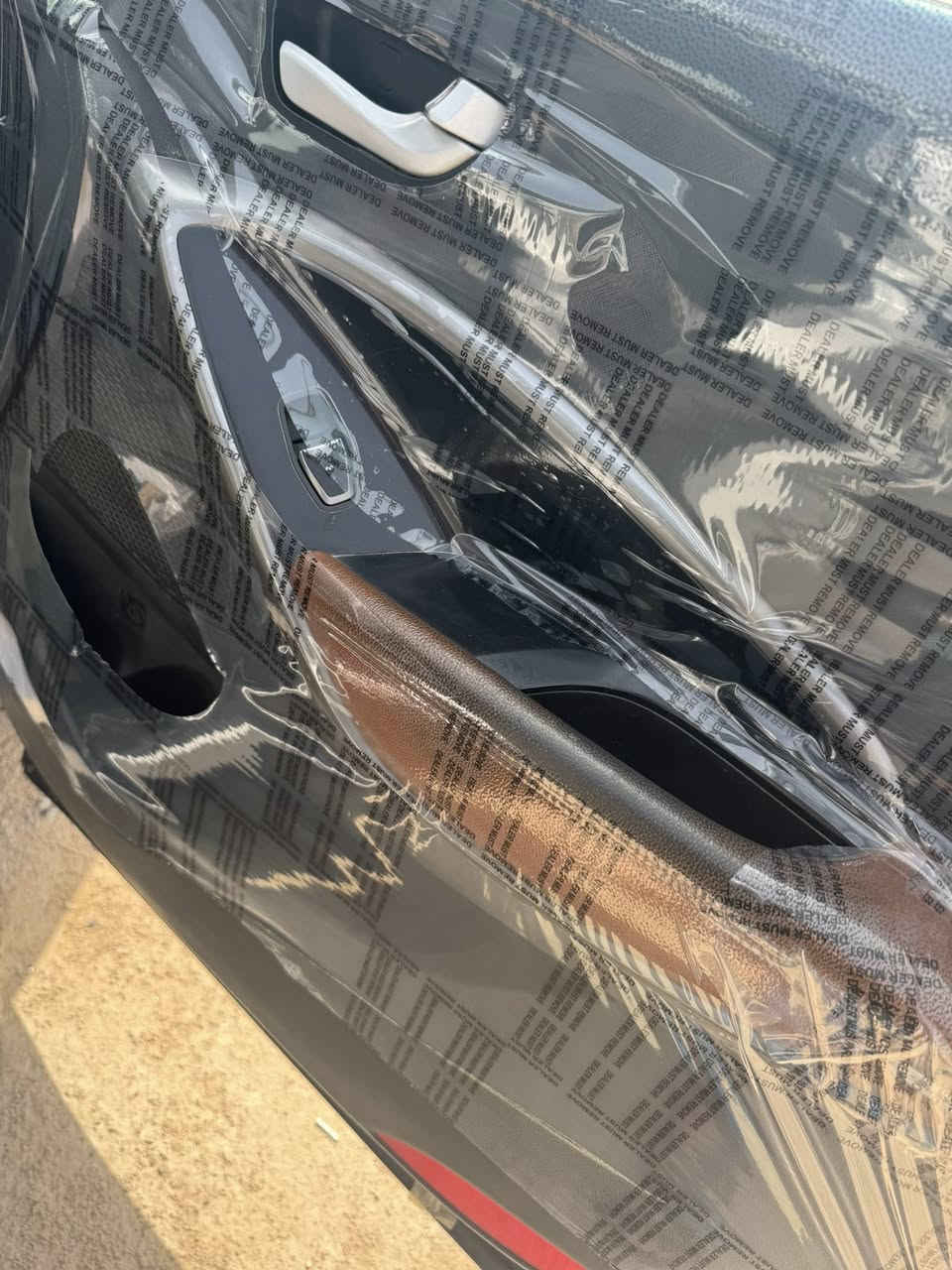 السلام عليكم 
سيارة سنتافية موديل ١٤ ابيض اربيل اربعة سلندر ٧ راكب خليجي مكفول من الصبغ والتبديل بيه  مواصفات تحكم ستيرن كشن كهربائي دواخل جوزي اشاير بالمري شاشة وكامرة خلفية  ثلاث قطع تبريد السعر 139 وبيه مجال تواصل واتساب ***********
