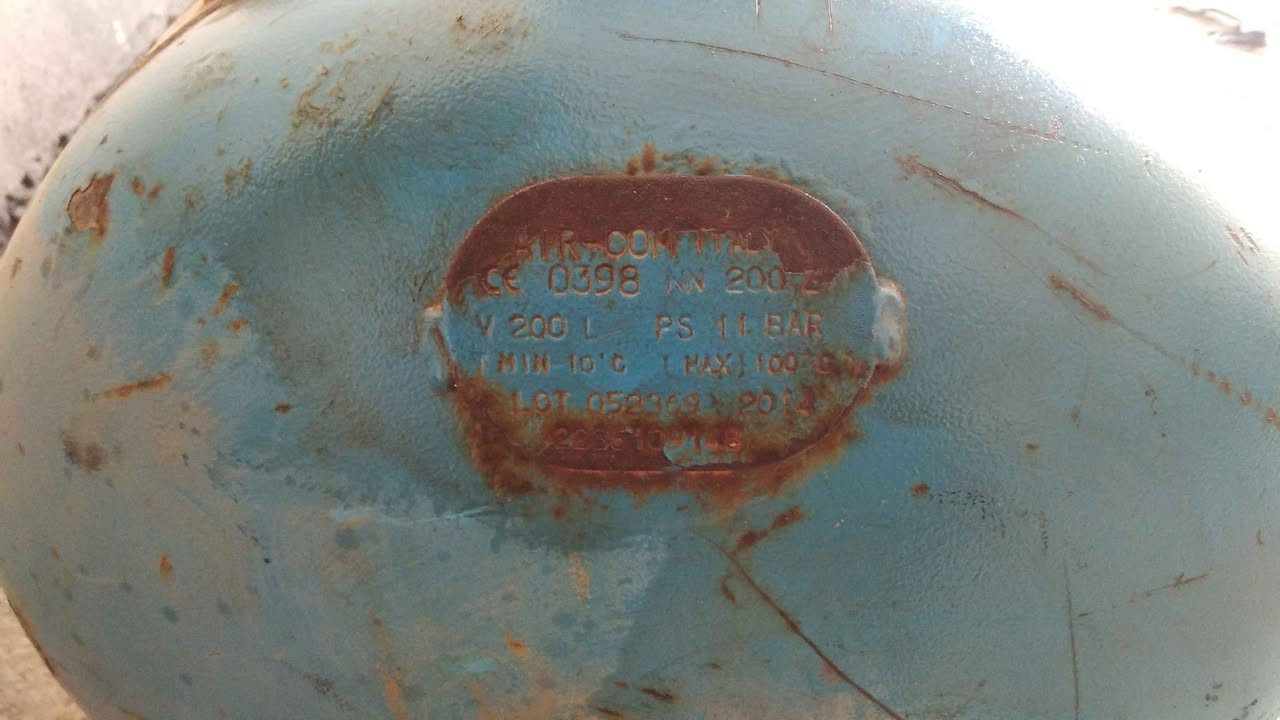 كنبريسر هواء ٢٠٠ لتر يطالي ابو الباج اصلي علفحص سعرههه ٣٠٠ وبيهه مجال حك الجيه *********** بغداد, العراق
