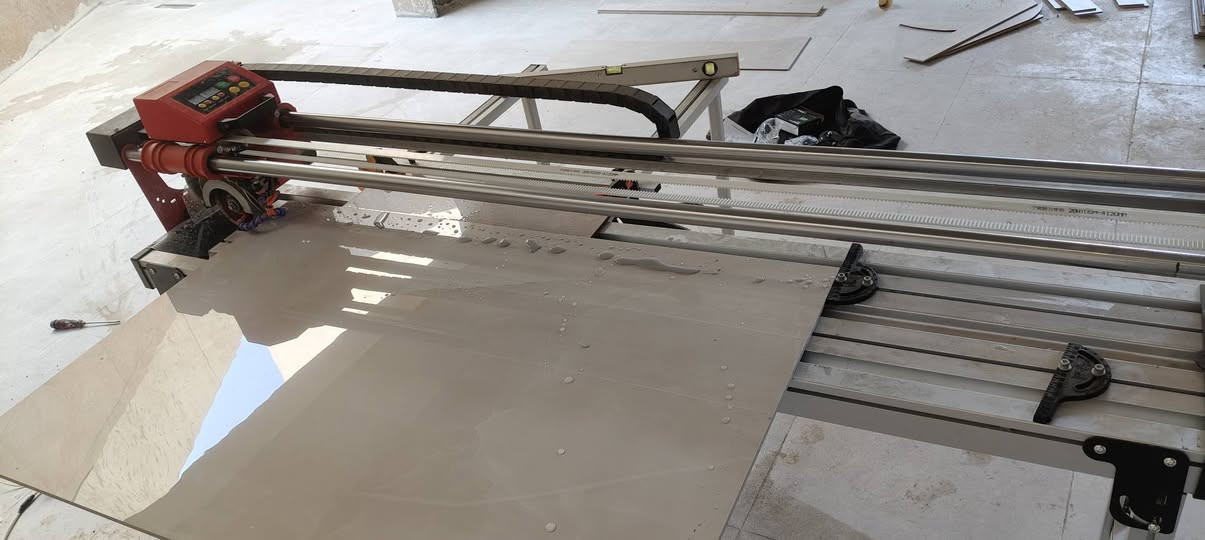 سلام عليكم مكينه قطع مرمر بورسلين قطع زوايه 45 درجه مكينه درجه اولى مشتغله غير 4 ساعات بس قطعت بيها بس 150 متر ازاره وبس يعني جديده مع ملحقاتها كامله بعدها بل صندوگ الشراي يخابر سعرها 1200 دولار  وبيها مجال لطيبين ***********
