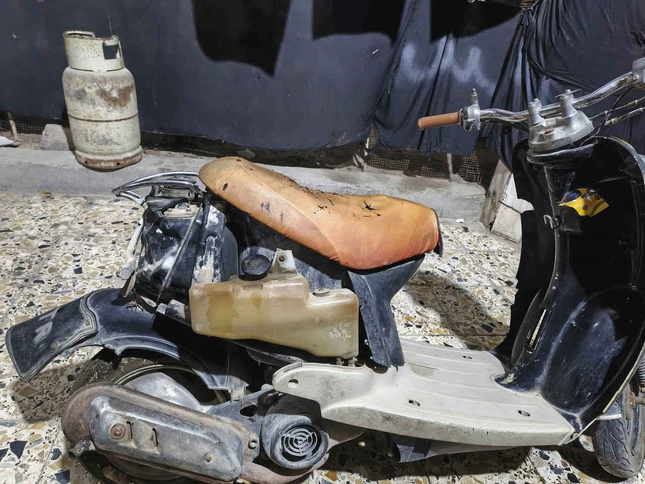 دراجتين للبيع كاملات شغلات بس متروكات ابيع كوم حديد السعر 100 الف ثنينهن وحده نوع عبد الحليم و الثانيه سبيسي ياباني لتواصل خاص او على الرقم ***********
