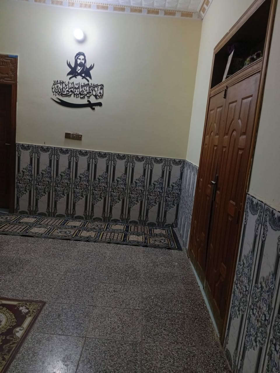 السلام عليكم بيت زراعي للبيع بمساحة920 متر بناء البيت ٢٠٠ متر يتكون من صالة وغرفتين وبراني ومجمع صحيات العنوان بين السماوة والوركاء ٥٠ متر عن الشارع الرئيسي الاستفسار ***********

