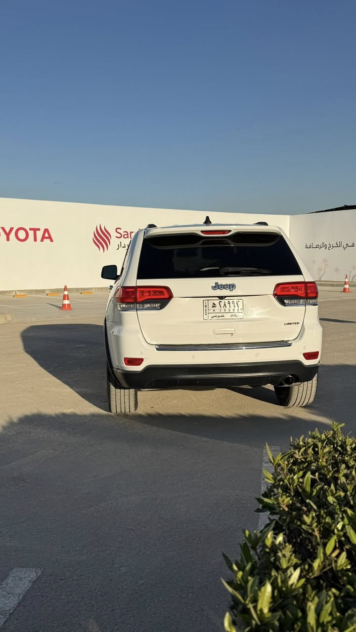 السلام عليكم اخوان
جيب كراند شيروكي للبيع مديل 2015المكينه المرغوبه
موصفات فول عدا الفتحه 

1-صندوك كهرباء 

2-بصمه وتشغيل عن بعد

3-الداخل جلد اسود

4-كشنات كهرباء 

5-تتفئه  كشنات وتبريد  

6-شفتات ستيرن وتحكمات ستيرن كامله

7-ستيرن بي تتفئه

8-كير طياره

9-مانع انزلاق 

10-شاشه كبيره 
11- كامره وحساس خلفي 

السياره بعد بيها هواي مواصفات  خير من الله حادثهه جاملغ وبنيد وبل عراق ربع الجاملغ الثاني والسياره نصبتها تخبل احله من الصور واي نقص مابيها كلشي مال جناي  تخم تايرات جديدات و صدر امامي والخلفي جديد  شديتهم ومكينتها شادها جديده وكير خير من الله هزه جديده بهذه الشهر مسويهه رقم انكليزي تحويل وين ميعجبك السعر 178 وبيهه مجال مكاني بغداد الاعظميه الاستفسار ***********
