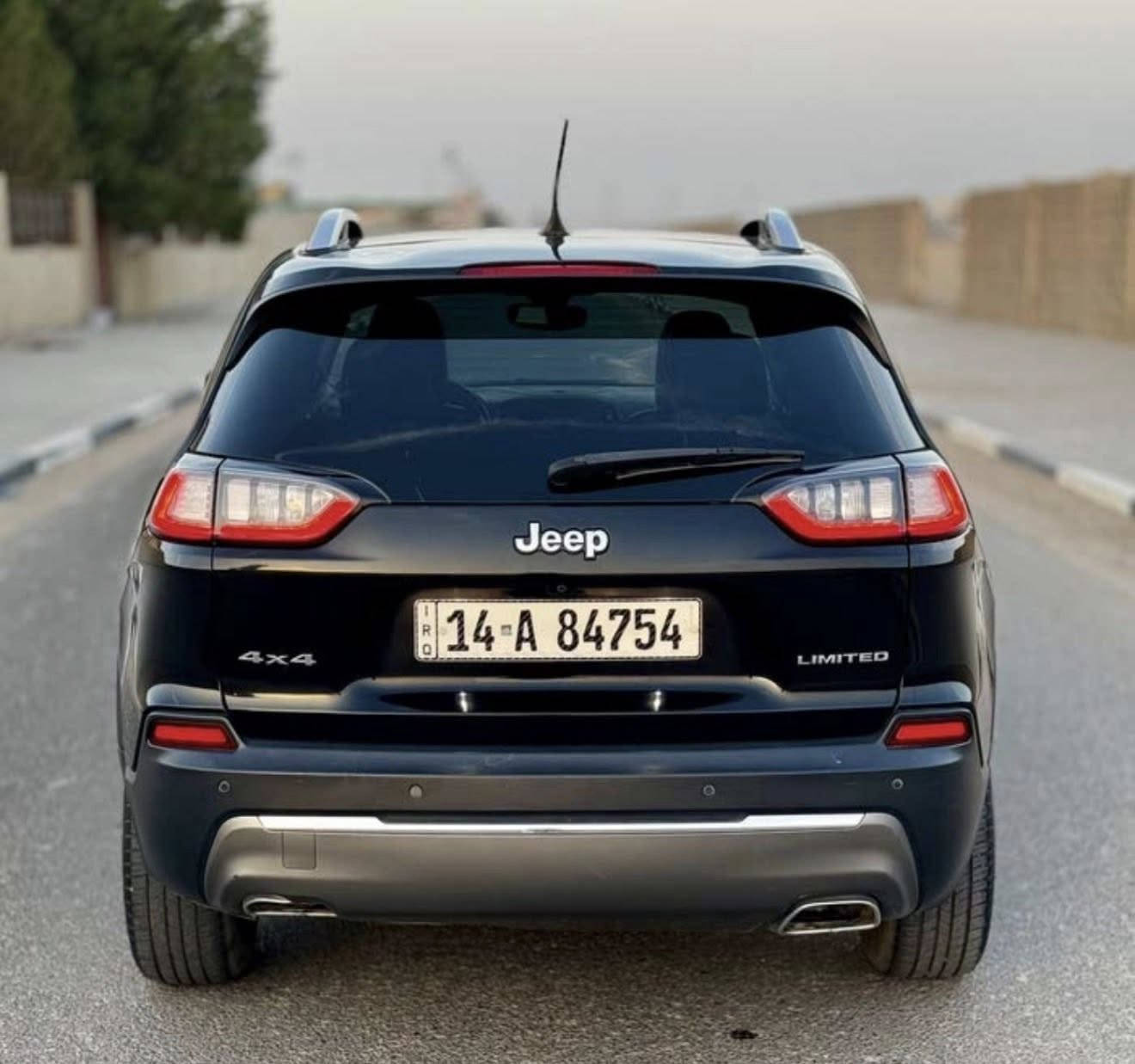 جيب شيروكي 2019
لمتد مفولة مواصفات
حجم المكينة V6 سته سلندر 3200 
رقم بصرة الجديد - باسمي تحويل ثاني يوم
ماشية 167 الف كيلو متر 
الجيك انجن مامشتغل بيها 

الضرر 
حادثها بنيد وجاملغ 

المواصفات 
•لمتد V6 3200 السيارة تسارعها خير من الله 
• خزن كشنات ميموري 
• شاشة كار بلي وكامره دواره 
• مثبت سرعة 
• تبريد قطعتين 
• كشنات حضن جلد + تدفئة 
• رادار جانبي - رادار خلفي - نقاط عمياء 
• تشغيل عن بعد (شغال) 
• اوتو ستوب 
• لايت زنون + كشافات 
• تبريد ثلج 
• منافذ USB امامي خلفي 
• سستم صوت متكامل 
• نضام ABS مانع انزلاق 
• سايد بريك كهربائي 

السيارة متعوب عليها 
داينمو جديد وكاله - دبل فان جديد وكالة - تخم تايرات جديد - باتري جديد - راديتر سراوين - برمجة مراوح 
الحماوه انساها ماتعبر ال 95 ابد 
مكاني البصرة - القبلة 
السعر 145 ورقة
***********
