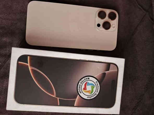 السلام عليكم ايفون 16 برو ماكس نسخة شرق اوسط جديد مستخدم شهر بعده داخل الضمان عدد دورات شحن 28 الذاكره 256 حته وصل الشراء موجود وكالة عين الفهد مع كامل ملحقاة والعلبة وشاحن لون تيتانيوم الصحراء مع 4 كفرات ولاسق شاشه ولاسق شاشه غير مستخدم السعر مليون و600 الف بي مجال بسيط مكاني بغداد الدورة الاتصال متواجد واتساب ***********
وهاذي مواصفات الجهاز بتفصيل كامله 
آيفون 16 برو ماكس بنسخة الشرق الأوسط بشاشة Super Retina XDR مقاس 6.9 إنش بتقنية ProMotion ومعدل تحديث 120 هرتز، شريحة A18 Pro، وكاميرا أساسية متطورة بدقة 48 ميجابكسل بالإضافة إلى كاميرا واسعة للغاية وتقريب مسافات 5x. يدعم شريحة Nano وeSIM، ويعمل بشبكة 5G، مع بطارية بسعة 4685 مللي أمبير تدعم الشحن السريع والشحن اللاسلكي MagSafe بقوة 25 واط. 
الشاشة والبطارية
حجم الشاشة: 6.9 إنش.
نوع الشاشة: Super Retina XDR OLED مع تقنية ProMotion ومعدل تحديث يصل إلى 120 هرتز.
الميزات: Dynamic Island، شاشة "التشغيل دوماً"، سطوع يصل إلى 2000 شمعة في الخارج.
البطارية: 4685 مللي أمبير، تدعم الشحن السريع PD2.0، الشحن اللاسلكي MagSafe بقوة 25 واط، والشحن اللاسلكي Qi2 بقوة 15 واط، والشحن العكسي بقوة 4.5 واط عبر منفذ USB-C 3.2. 
الأداء والكاميرا
المعالج: A18 Pro سداسي النواة.
ذاكرة الوصول العشوائي: 8 جيجابايت.
الكاميرات: نظام كاميرا Pro متطور يتضمن كاميرا Fusion بدقة 48 ميجابكسل، وكاميرا واسعة للغاية بدقة 48 ميجابكسل، وكاميرا تقريب المسافات 12 ميجابكسل (5x).
ميزات التصوير: دعم تصوير الفيديو بدقة 4K بمعدل 120 إطاراً في الثانية بتنسيق Dolby Vision، ميكروفونات بجودة استوديوهات احترافية، ووحدة تحكم في الكاميرا مخصصة. 
التخزين والاتصال
التخزين: يأتي بسعات مختلفة 256 جيجابايت فما فوق ولا يدعم ذاكرة خارجية.
الشحن: منفذ USB-C.
شرائح الاتصال: شريحة Nano وشريحة eSIM (شريحتين في المجموع).
الاتصال: شبكات 5G، و Wi-Fi 6E/7، وبلوتوث 5.3، وNFC. 
ميزات إضافية
أمان: Face ID لبصمة الوجه.
مقاومة: مقاوم للماء والغبار.
التصميم: تصميم من التيتانيوم مع درع سيراميك.
