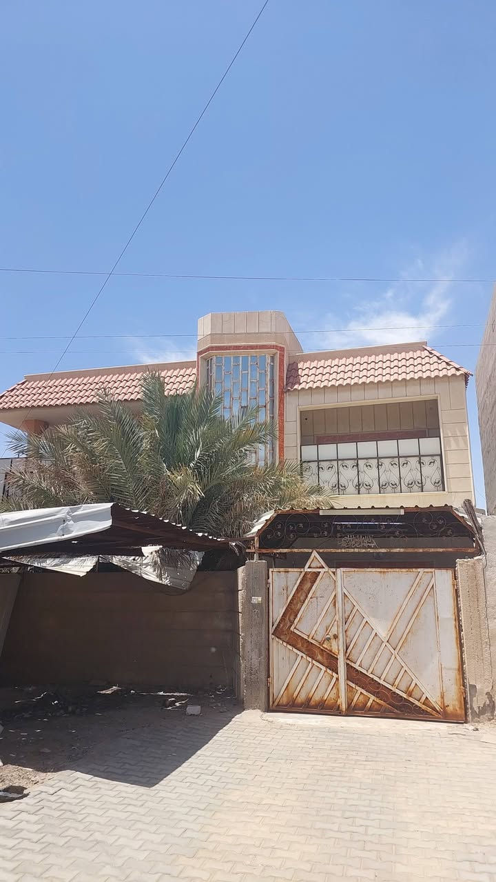 بيت للبيع في المعقل / السكك  طابو صرف 
المساحه 217 طابقين ثرمستون والسقف كونكريت وفضله اكثر من 200 متر + 2 باب خارجي كبير
درج خارجي وداخلي 
كراج عدد 2 + مساحه كدام البيت 
الطابق الاول عدد الغرف 2 + حمام + تواليت داخلي وخارجي + مطبخ +هول +ديوانيه 
الطابق الثاني 
درج داخلي وخارجي 
غرف 2 + هول كبير + مطبخ + حمام وتواليت 

السطح شتايكر يرادله صيانه بسيطه هوه والطابق الثاني

السعر اتصل او واتساب ***********
