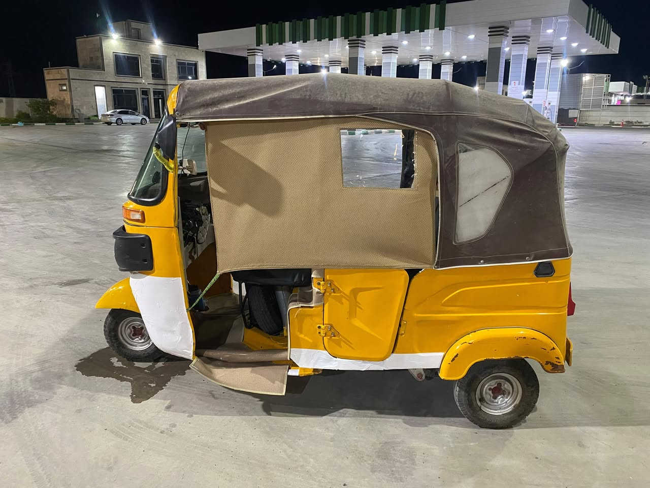 سلام عليكم تكتك للبيع موديل 21 رقم انكليزي تحويل 
تكتك مصبوغه عام سعر 6300 وبيها مجال بسيط
 مكان واسط قضاء الحي للاتصال ***********
