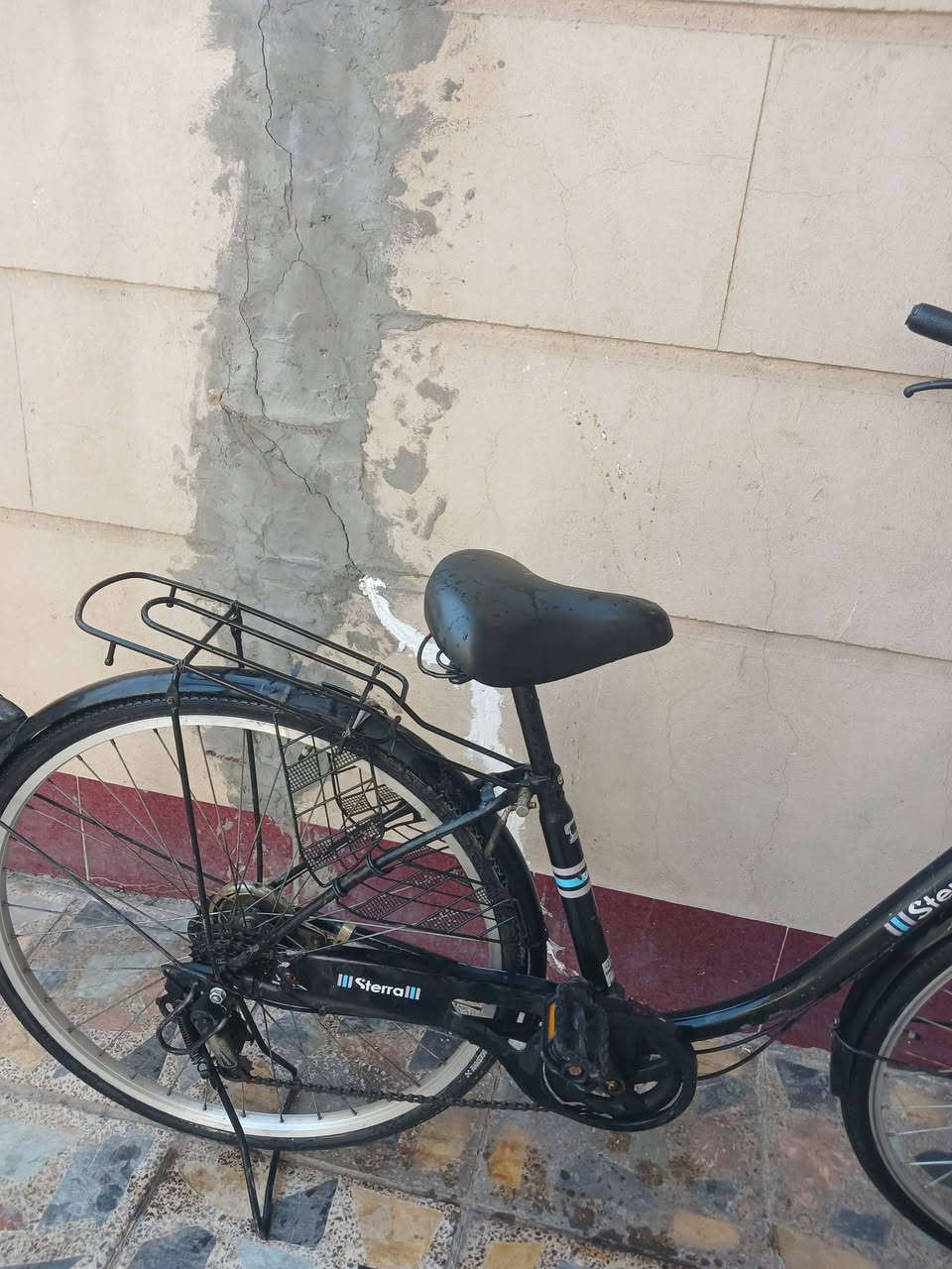 السلام عليكم عندي بايسكل بناتي حجم ٢٧ نظيف مابيه نقص ابو كير وحساس نظافة فول السعر 70 وبيه مجال قليل مكاني بغداد حي العامل وهذا رقمي ***********
