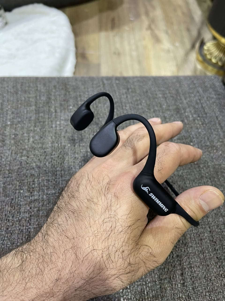 سماعة أمازون أصلية خاصة لراكبي الدراجات
تقنية التوصيل العظمي (Bone Conduction): لا تدخل هذه السماعة داخل أذنك ولا تغطيها، بل تنقل الصوت عبر اهتزازات عظام الجمجمة مباشرة إلى الأذن الداخلية. هذا يحمي طبلة الأذن من الضغط المباشر.

 تصميم الأذن المفتوحة (Open Ear): تتيح لك سماع الأصوات المحيطة بك بوضوح أثناء الاستماع للموسيقى، وهو أمر ممتاز للأمان والوعي بالبيئة المحيطة أثناء الجري، ركوب الدراجات، أو التواجد في المسبح.

 مقاومة عالية للماء (Designed for Swimming): بما أنها مخصصة للسباحة، فهي تأتي بمعيار مقاومة ماء صارم (غالباً IPX8)، مما يسمح بغمرها بالكامل تحت الماء لفترات طويلة دون أن تتلف

**بيها ذاكرة داخلية** تگدر تنزل بيها قصائد أو أغاني وتسمع بدون موبايل 

((السعر ٢٥ الف نهائي))
***********
