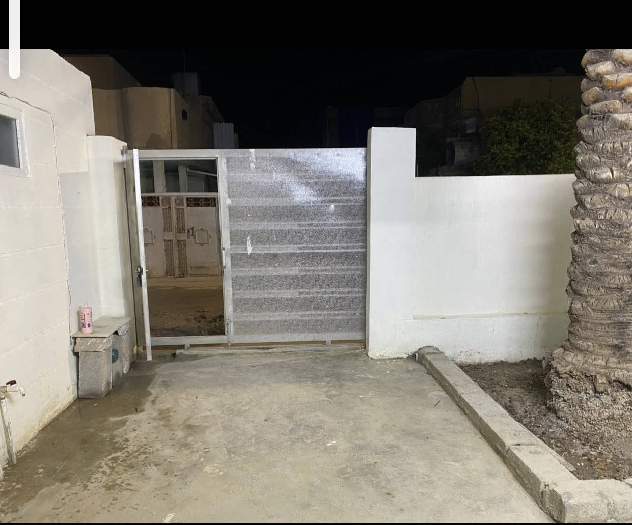 السلام عليكم
مشتمل للأيجار بالظباط الثانيه قريب ع مسجد الايمان 
يتكون من 
طرمه و مطبخ
وغرفه و صاله 
وحمام مشترك باقي التفاصيل بالفديو
***********
