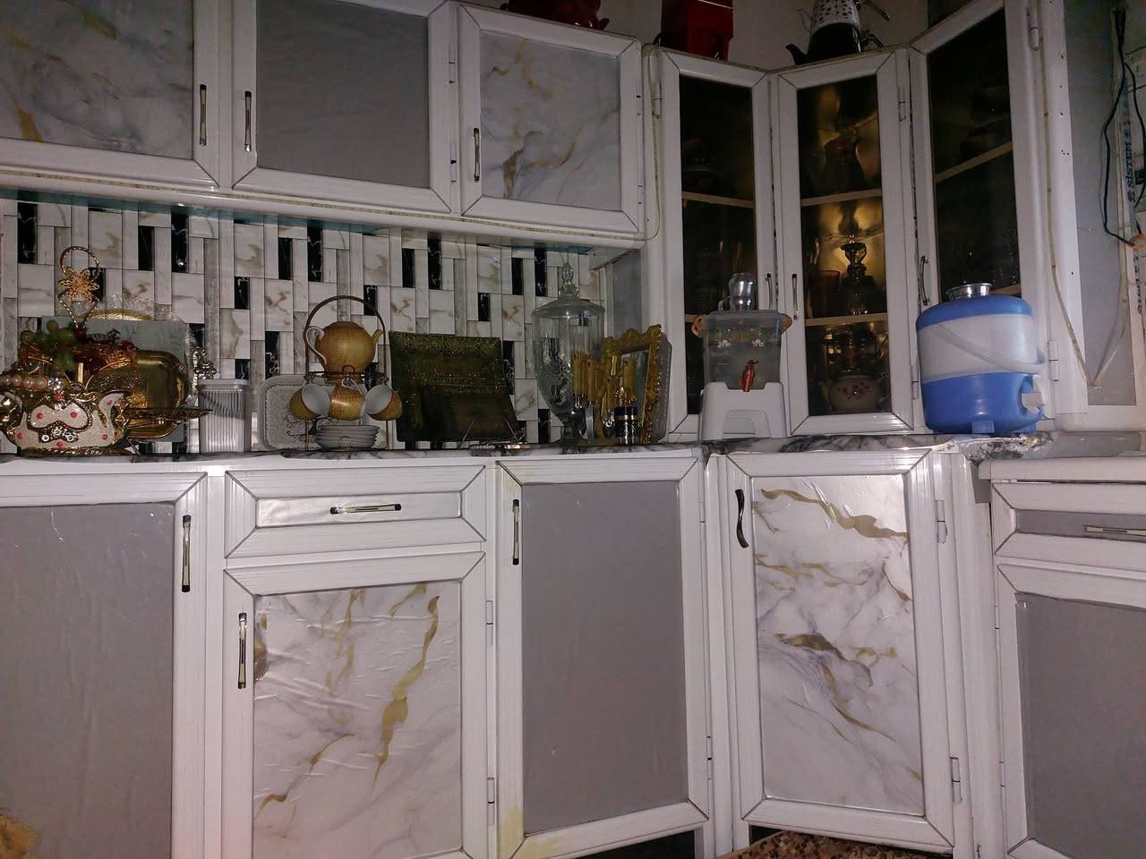 كاونتر المنيوم 4 متر ثلاث قطع كاوننتر جديد ونضيف تجي تشوف بعينك وتقتنع السعر 650 وبي مجال 
رقم المبايل ***********
