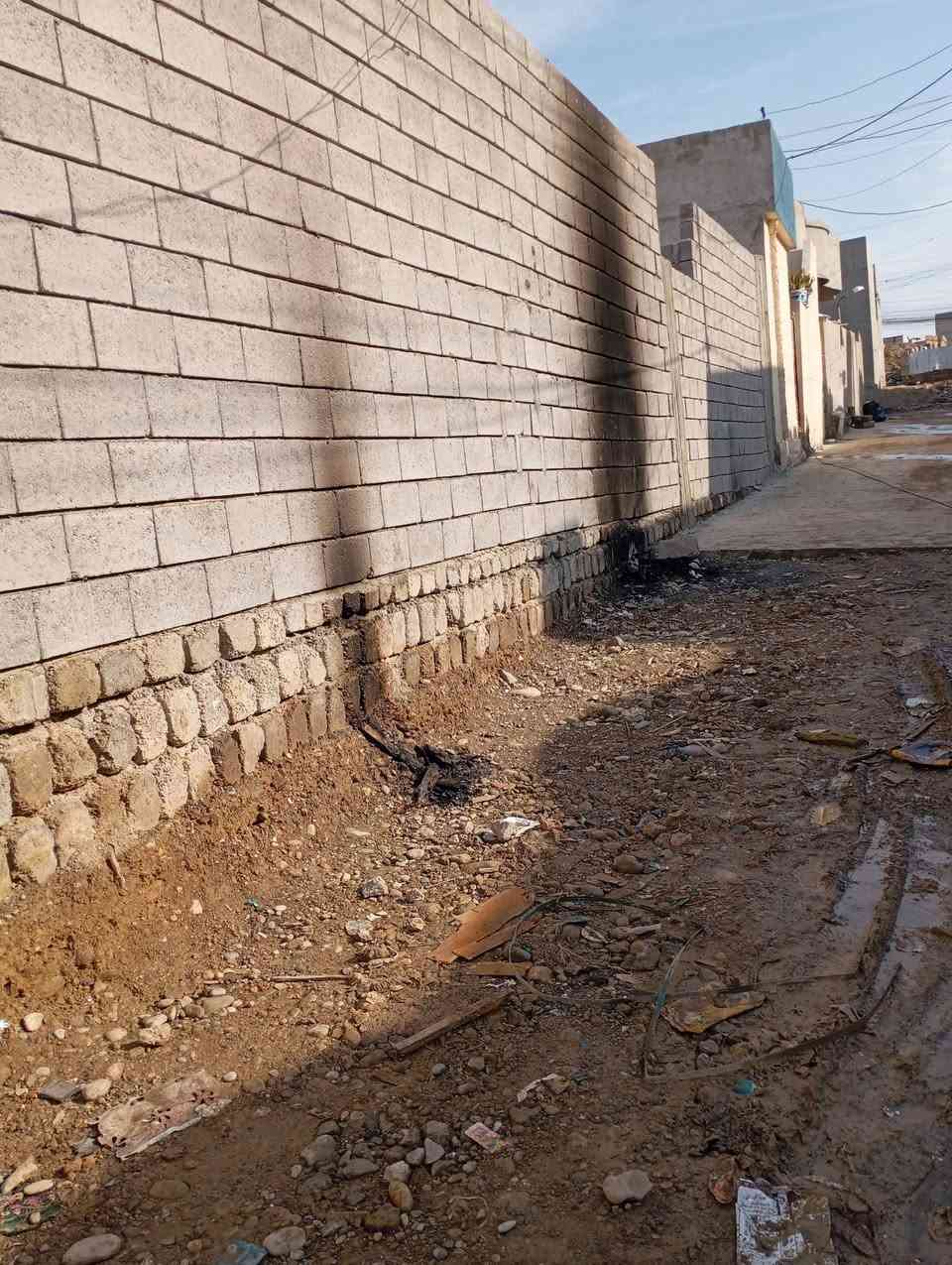 هيكل غير مصبوب للبيع المكان القوسيات قرب مدرسه غصن زيتون يبعد عن المدرسه عشر متار السعر 25 مليون وبي مجال وبي سند المساحه 150 واجهه 8 التواصل عل واتساب *********** او عل صفحه
