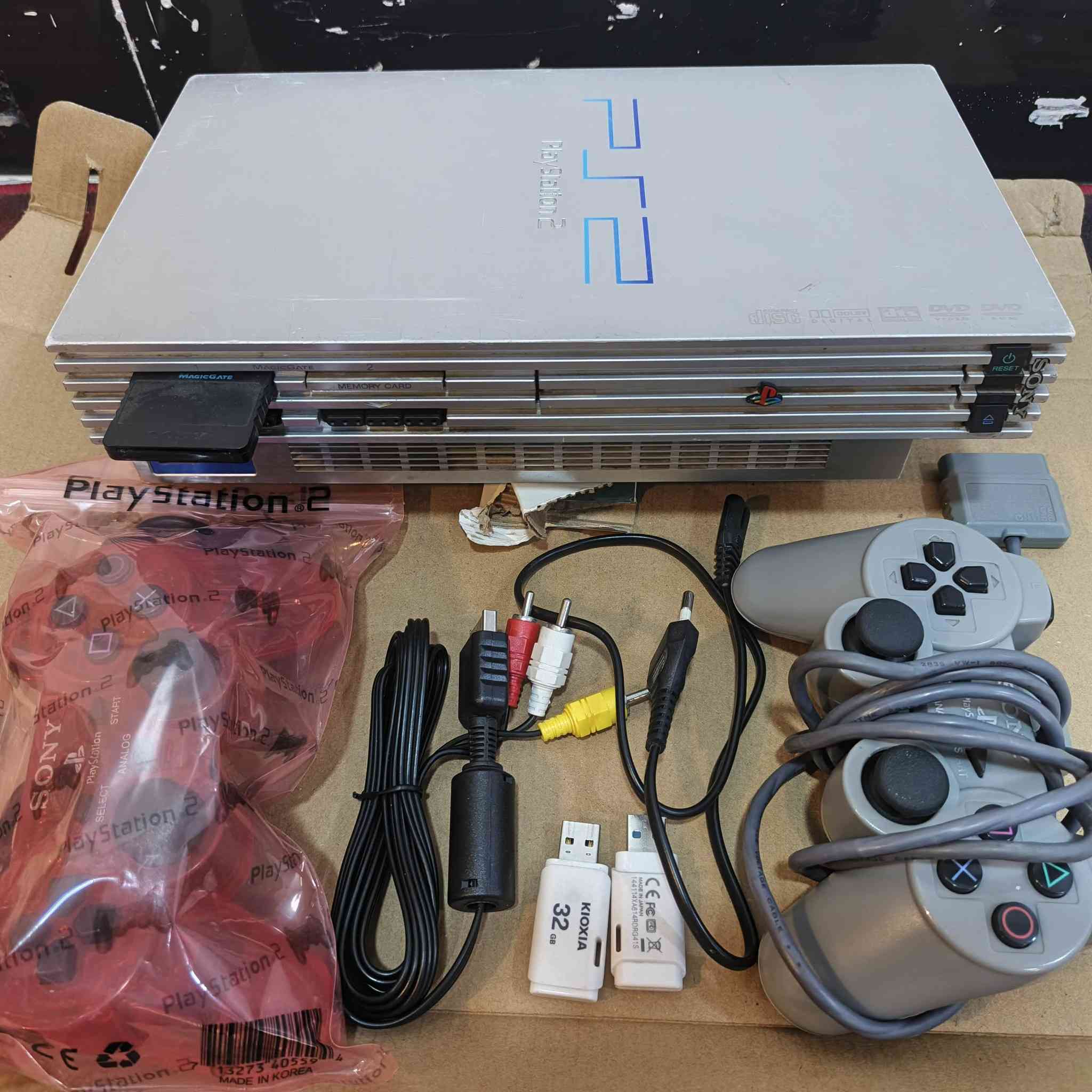 #سلام #عليكم #يوجد #جهاز #بلي #ستيشن 2 فات لون سلفر ملحقاته  كاملة ويا فلاشين بي اكثر من 50 لعبة الألعاب راح اعددهن الكم
1_Sega Genesis READ
2_SEGA 1IN25 READ
3_aibbaid2o13
4_AIad  Den
5_BASKLAT
6_BATTIE  FIELD  4
7_BLACK
8_bIow Out
9_CALL OF DUTY5
10_CONAN
11_Conspiracy
12_CRASH
13_EBH
14_EIite TAnk
15_G T A vice City
16_God of War II
17_GTA__v
18_HERACLE
19_HILKBTYR
20_gACKIE CHAN
21_KEIKOYUKAWA
22_kknnss
23_MARVEL__VS__CAPCOM2
24_medI of hnree3
25_METAL SLUG 3
26_Minecraft
27_ MortaI Kombat Deception
28_Motore Suzuki
29_ MR BEAN
30_ninga bread 
31_Panzer Dragon
32_PES 2023
33_PooI
34_Road__Rash
35_ROBN HOOD 2
36_RumbIe__Racin
37_SILENT SCOPE 3
38_SILENT 222
39_SNIPER 2
40_SONIC SHADOW
41_SPider M an
42_Suzukimotors
43_ TANNED
44_TARZAN
45_Taxi Craize
46_ TEKKEN 3
47_ Track Race
48_Winning EIeven12 Saudi READ
49_XENA
50_ 49 2010 
51 _2011 NEWS
52_BATMAN
53_BEN 10 3
54_ COUL  CALI BUT
55_fifa street 2
56_Fifastreet 1
57_fifa333
58_ PES 2006
59_Pro EvoIution Soccer 2009 (USA) 
60_ Pro EvoIution Soccer 6 (Europe) 

الجهاز سعره 65 الف مع التوصيل داخل بغداد للاستفسار رقمي *********** عنواني بغداد الكرخ منطقة علي الصالح قرب الإسكان والطوبجي
