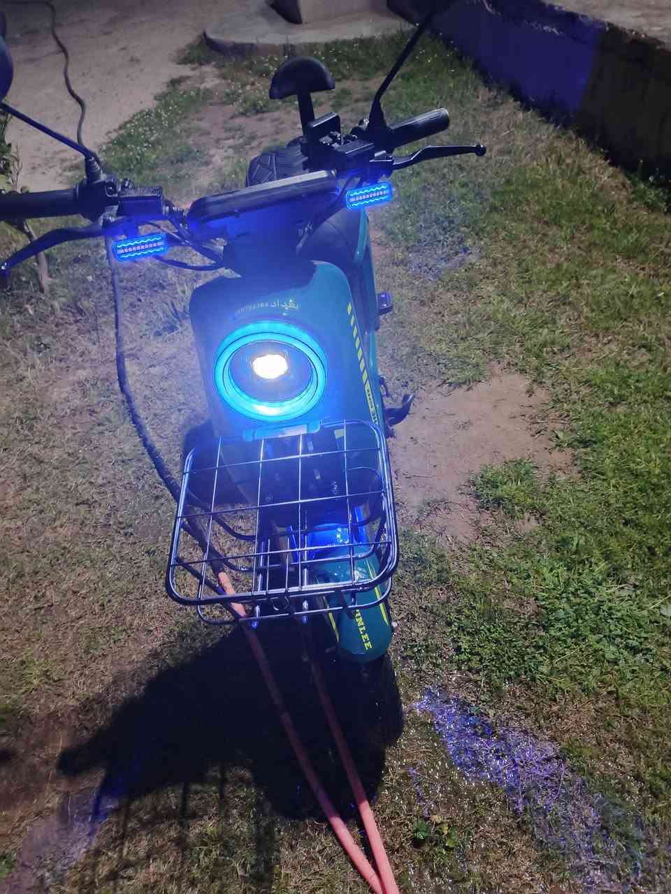 السلام عليكم
مكلف بالنشر
R9
للبيع مستخدم شهر ونص 
5بطاريات
حجم32
جديد كلشي شغال
رقم صاحب الدراجة(***********)
