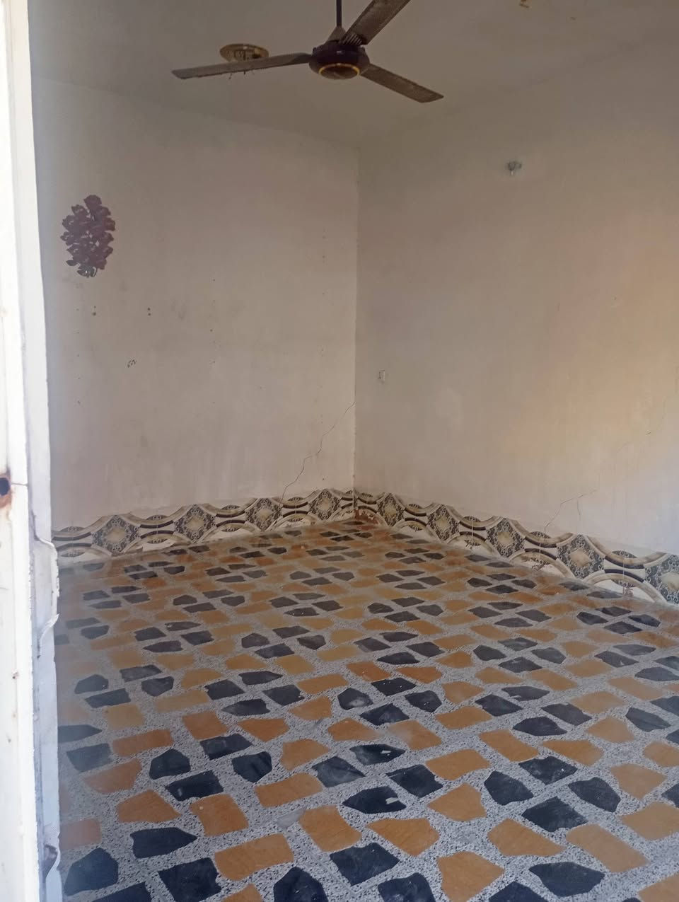 ا
لسلام عليكم 
. بيت للبيع 

الموقع  حي العسكري قرب كاع الفوازين 

. 

نوع العقار  زراعي بكاع الفوازين 

. 

 مساحه 200 البيت 

. 

بي غرفه 

صاله 

مطبخ 

استبقال 

حمام داخلي 

سعر البيت 18 بيع سريع متوازين عليه تم انزال سعر بسبب ضرف 

رقم الهاتف ***********
