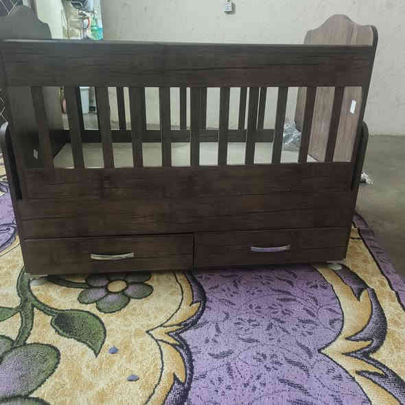 يوجد سرير أطفال صاج اخو الجديد للبيع السعر ١٠٠ وبي مجال مكاني بيجي حي العصري ***********
