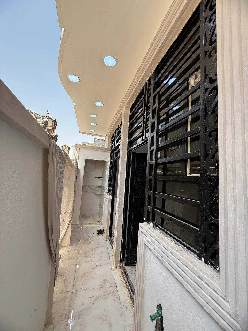 الهم صل على محمد وال محمد 
بيت بمساحه 60متر  طابقين مسلح
بناء درجه اولى كما موضح بالصور 
يصلح سكن أو حسينيه لخدمة الزوار  لقربه من طريق ياحسين  طريق بغداد كربلاء جهة الدخول  عمود 186  كافة الخدمات
رابع قطعه عن الشارع العام  لمعرفة السعر وباقي التفاصيل ***********
