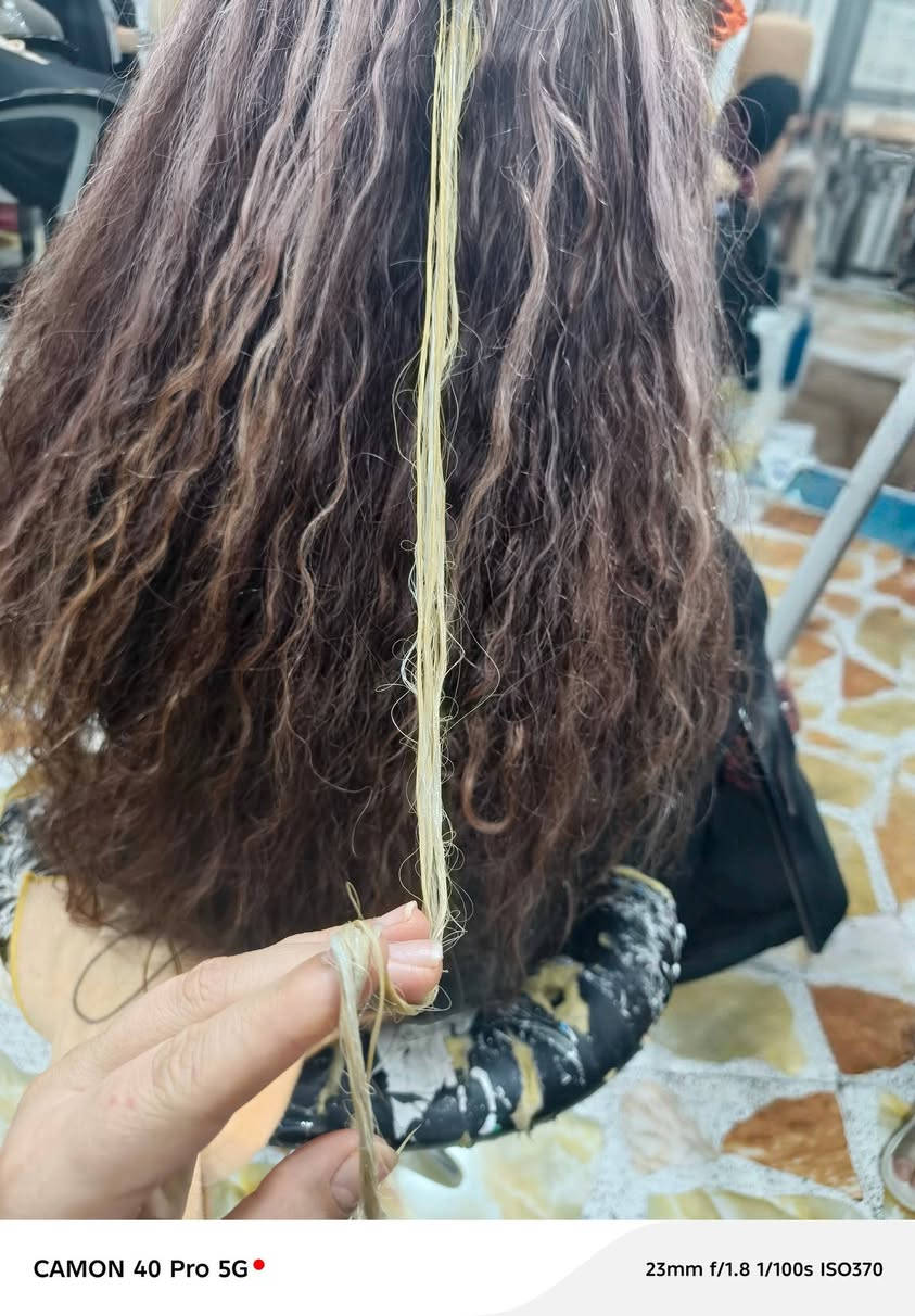 رئيكم حبايب اجتني خطيةة عروسه مسويه بصالون ثانيه و بي حمرات قديم و ميش فوكا و صاير الف لون 
النتيجه🔥🔥
 و شرط ما تعب
صالون ڪوافيرة جنى 🤍
العنوان.. 
بابل _المسيب_حي المعلمين الاولى _فرع مطعم المعموري *
للحجز خاص او الاتصال على الرقم واتساب ***********
