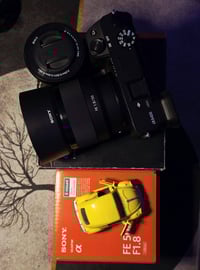 Sony a6400 + 50mm f1.8  🔸️الكامرة نظيفة واستخدام شخصي 🔸️العدسة جديدة ب...