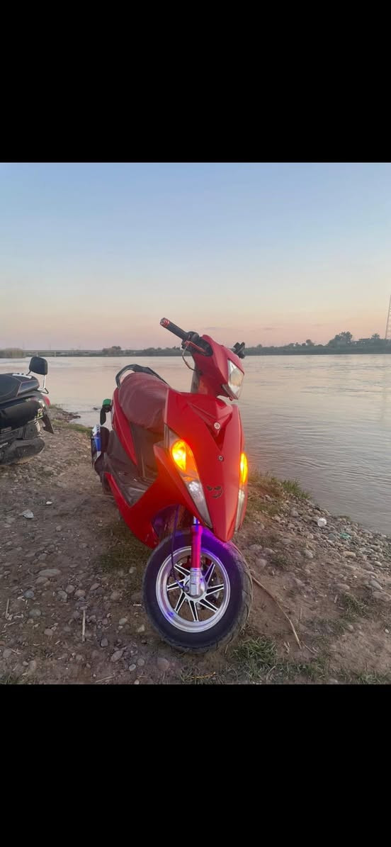 السلام عليكم دراجة ماكس مضلع حديث / yamaha rs zero 100cc
دراجة بلادية برغي مامفتوح من المكينه و حتى جنطة ما مفتوحه جانيها صارلي سنه ونص اخذتها من بغداد حاوية ماشيه 14 الف و هسه ماشيه 21 الف الدراجة عليها تخم كلجات WF يدات بريك KOSO و هاندل TWPO و عليها صالنصه SC project و ويل نجمه و دبلات رياضية خلفي امامي قبق عمبار ذهبي و عليها لايت زينون 60 واط مخلي بمكان الهورن يعني رماش الكدامك اذا ترمشله يطفي حتى سياره و الدهن استخدم موتول 20w 50  و بانزين محسن و الكفر مبدل تجاري قبل جانت سوده و هسه حمره و بيه اثر وگعه و فطر و رجاءً الي يدور كفر لا يجي اني ابيعلك مكينه بلاديه وين ماتروح تمشي وياك و ماتوكف بيك مثل الكابريتر هاي نوزل  يعني fuel injection  
رجاءً لا تجي تخابرني و تكسر بسعرها الي مايعرف شنو هاي دراجة و شنو امكانيها لا تجي تكسر بسعرها ! 
سعرها مليون و 50 الف 
عنوانها سامراء 
للأستفسار *********** 
ارجع و اكول تجي تشوف دراجة تقتنع بيها تاخذها و بالعافية عليك و شايف خيرها ويكفيك شرها.
