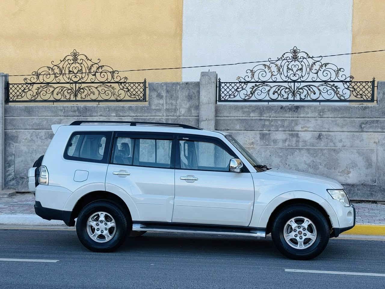 باجيرو موديل 2008 وارد خليجي سياره مكفوله من الضربه وتبديل وصبق كفاله عامه سعره 119وبيه مجال رقم هاتف ***********موصفات سياره فول مواصفات واحد على واحد فتحه شاشه كامره خفيه حساسات خلفية ماميه سياره حبتور كشنات جلد كشنات كهربائي تبريد ٣قطع محرك 6سندر محرك وكير كفاله حداديه تخم  تاير جديدات مكان سياره كربلاء
