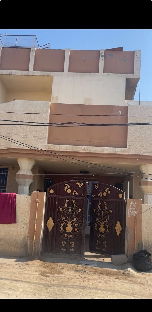 السلام عليكم البيت للبيع 60 وبي مجال
البيت يتكون تلاث طوابق وست غراف مساحت البيت ٢٢٠ المكان بحي العسكري ورا المركز 
استفسار ***********
