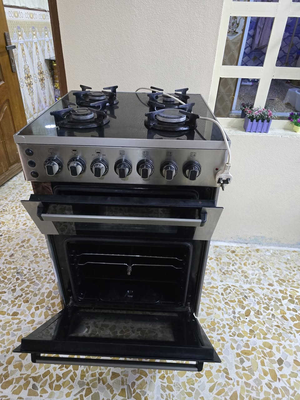 طباخ للبيع
نضيف جدآ 
٤عيون مع فرن مع اوفن 
علما الوفن مايشتغل 
فرن شغال 
السعر 
١٠٠ الف الشراي يتصل على الرقم 
***********
