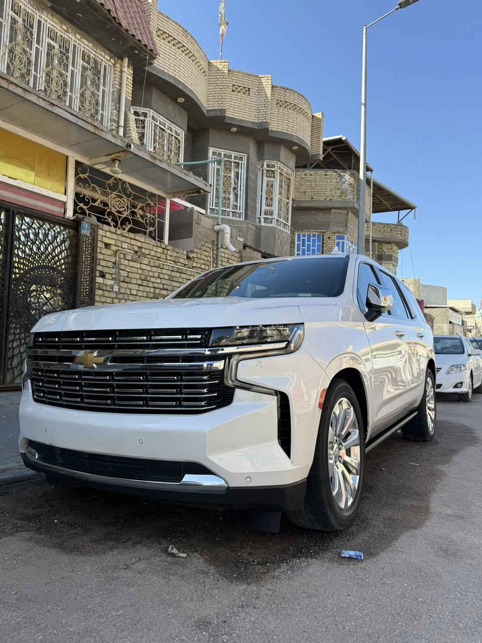 تاهو للبيع 2021السياره فول المواصفات جوه السياره كفاله عامه السياره مرقمه بغداد عنواني بصره الرقم الاماني الجديد 
وارد خليجي مغلفه ببف الون صدفي النضافه امبينه 
 السعر 490ورقه مكاني البصره الرقم ***********
سيارة شيفروليه تاهو بريمير (Premier) 2021 هي الفئة الأعلى (فل كامل) قبل فئة "هاي كاونتري"، وقد شهد هذا الموديل بداية الجيل الخامس بتغييرات جذرية في التصميم والتقنيات.
إليك أبرز مواصفات تاهو بريمير 2021:
1. الأداء والمحرك
• المحرك: V8 سعة 5.3 لتر (EcoTec3).
• القوة الحصانية: 355 حصان.
• عزم الدوران: 519 نيوتن متر.
• ناقل الحركة: أوتوماتيكي بـ 10 سرعات (بأزرار تبديل بدلاً من العصا التقليدية).
• نظام التعليق: تتميز فئة بريمير بنظام Magnetic Ride Control (التحكم المغناطيسي بالركوب) لتوفير سلاسة فائقة، مع توفر خيار نظام التعليق الهوائي التكيفي.
2. المواصفات الخارجية
• العجلات: جنوط ألومنيوم مقاس 22 بوصة.
• الإضاءة: مصابيح LED أمامية وخلفية كاملة.
• المرايا: قابلة للطي كهربائياً مع ميزة التدفئة والذاكرة ومؤشرات النقاط العمياء.
• الدرجات الجانبية: قابلة للتوضيب كهربائياً (في بعض النسخ) مع إنارة محيطية.
• صندوق الأمتعة: باب خلفي يفتح كهربائياً بتمرير القدم.
3. المقصورة والرفاهية
• المقاعد: جلد فاخر مع خاصية التدفئة والتبريد للمقاعد الأمامية، وتدفئة لمقاعد الصف الثاني.
• النظام الصوتي: نظام Bose Premium المكون من 10 مكبرات صوت.
• الشاشات:
• شاشة لمس مركزية مقاس 10.2 بوصة تدعم Apple CarPlay و Android Auto (لاسلكي).
• شاشة عدادات رقمية مقاس 8 بوصة.
• إمكانية وجود شاشات خلفية مقاس 12.6 بوصة لركاب الصف الثاني.
• الثلاجة: مدمجة في الكونسول الوسطي بقدرة تبريد عالية تصل إلى -5 درجات مئوية.
• السقف: فتحة سقف بانورامية واسعة.
4. أنظمة الأمان والتكنولوجيا
• الرؤية: كاميرات محيطية 360 درجة وشاشة عرض على الزجاج الأمامي (HUD) مقاس 15 بوصة.
• مساعدة السائق:
• تنبيه التصادم الأمامي مع فرملة طوارئ أوتوماتيكية.
• تنبيه مغادرة المسار مع المساعدة على البقاء في المسار.
• نظام تنبيه حركة المرور الخلفية والنقاط العمياء.
• حساسات ركن أمامية وخلفية.
