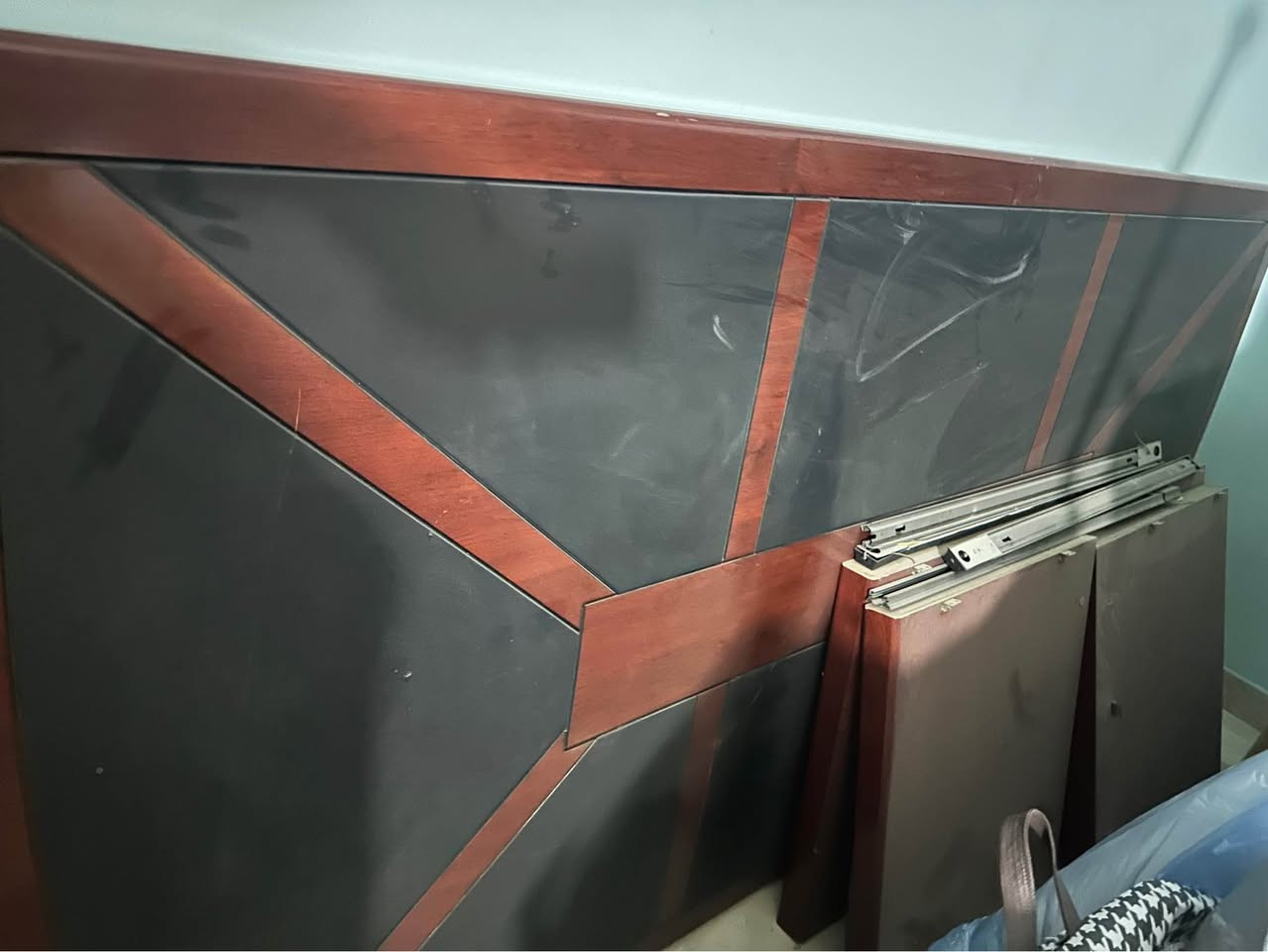 طاولة اجتماعات جلد و خشب اصلية لونها صورها واضحة تكون ل 8 او 10 اشخاص نظيفة غير مستخدمة قطع التركيب وياها،، سعره 900$ابيعه
ع650 قفل 
مكاني زيونة بغداد
رقمي *********** بغداد, العراق
