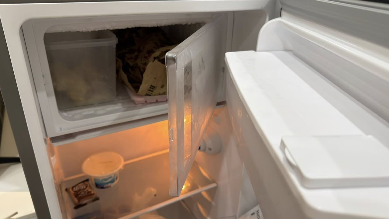 ثلاجة الحافظ استخدام شهر ونظيفه وجديده وبيها مكان تخزين الماي وواسعه من الداخل
حجمها وسط تفيد الي حيزوجون جديد او عائله صغيره 
اخذتها ب250 اريدها ب195


**إذا كنت صاحب هذا الإعلان وتريد حذفه لأي سبب، رجاءا أرسل رسالة إلى الدعم الفني**