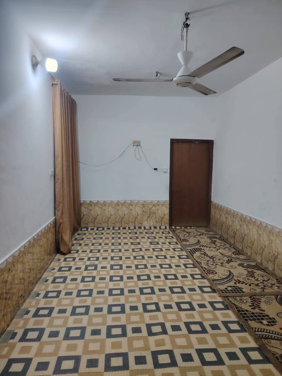 بيت ١٠٠ متر حي ميسان شارع ١٢ حرف T شارع الوكيل طابق
واحد شيلمان يحتوي على غرف وصاله ومطبخ واستقبال

 وصحيات داخليه وخارجه

للاستفسار الاتصال ع رقم ***********
