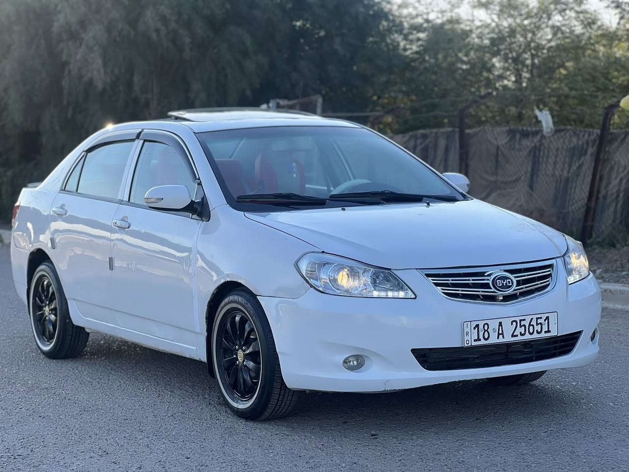 سلام عليكم
بي وايدي موديل 13 
فول مواصفات 
فتحة بصمة تشغيل عن بعد 
صدر امامي خلفي جديد 
تخم تاير جديد كلشي بيها شغال بدون نقص 
كير جديد محرك جديد 
تراي من زاخو للفاو 
شاشه جبيره 
تبريد تدفئة شغال 
بيها يبغ تلكيط خياسات 
سعر 52 وبيها مجال بسيط 
ماكني بغداد اليرموك 
 ***********
