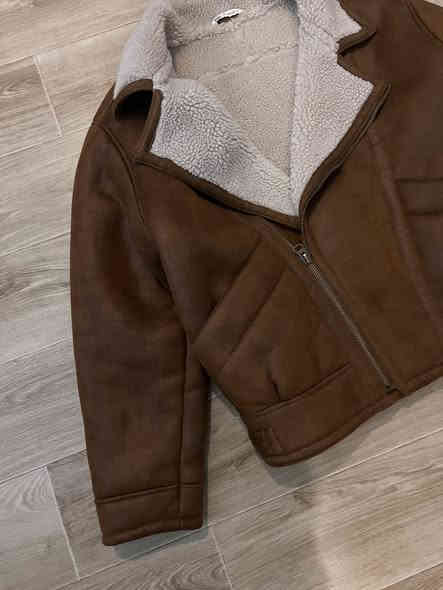 قمصله فنتج شامو جلد  القمصله ثقيله وزنها تقريباً 4 كيلوات الى 5 وكاله Zara تصنيع USA مبطن فرو طبيعي قياسها 2XL-3XL
سعرها 80 فقط متوفر توصيل 
تواصل فقط ***********
