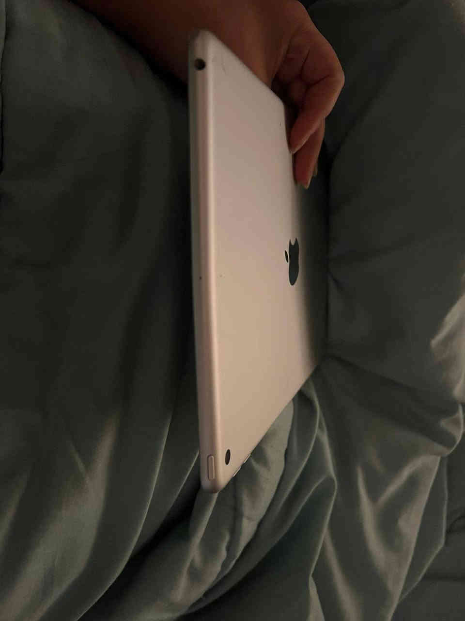 سلام عليكم ايباد 9 للبيع ذاكره 64 فول نضافه السعر 300 ألف العنوان بغداد للتواصل ***********
