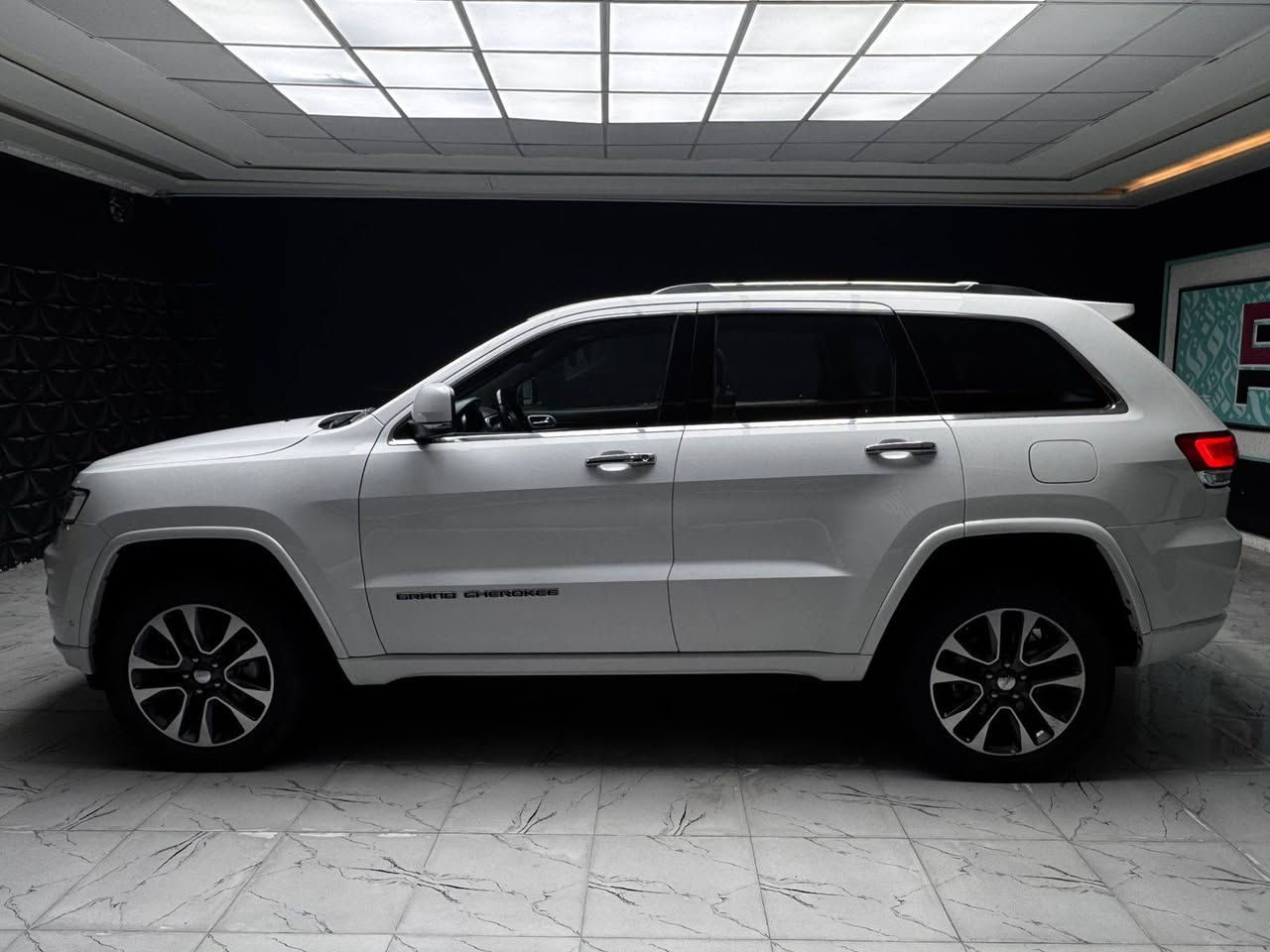 جيب اوفر لاند خليجي 2018 مكفولة كفالة عامة
فول الفول مواصفات 
ماشية 114 الف كيلو
رقم كربلاء الحديث
مكان السيارة كربلاء المقدسة 
للاستفسار ***********
السعر 28.500 $ بيها مجال بسيط
