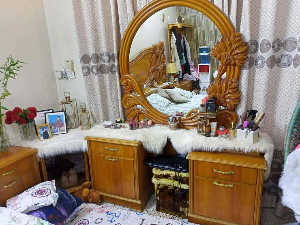 غرفة نوم خشب صاج 8 قطع للبيع السعر 650 وبيها مجال للتواصل *********** ***********
