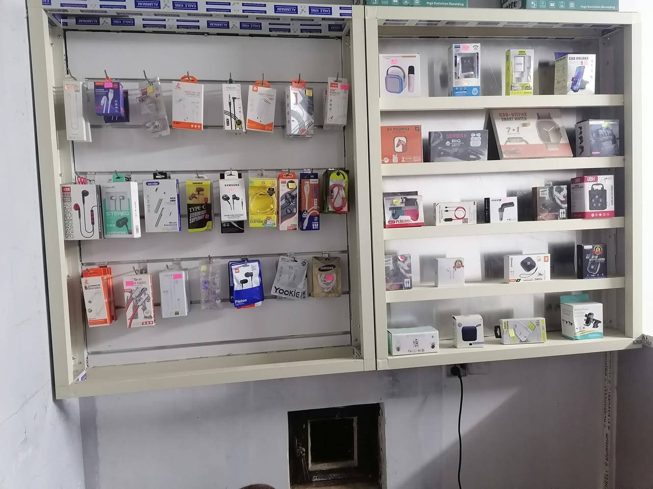 اخوان مكتب موبايلات كامل من كلشي المكتب كله جديد الغراض الي بي مال اجهزه جديده
والديكور بعده بلايلون (ميز مكتبي +ميز صيانه+فاترينات رفوف2 فاترينات تعليك2 فاترينه موبايلات +كرسي+غراض صيانه) 

سعر المكتب مليونين وبي مجال الله شاهد بس الديكور مكلف مليون او600

اي استفسار ***********
