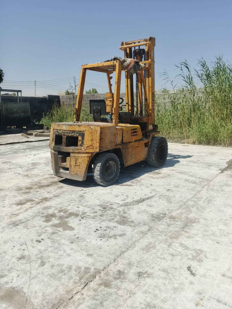 سلام عليكم رافعة كوماتسو موديل82 جاهزه للعمل...الرقم***********
