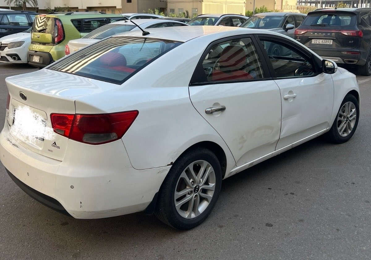 السلام عليكم
سيراتو موديل 11
بيه صبغ جاملغ وباب وبيه شخوط بسيطه
ماشيه 325 الف سيارة رقم اربيل 
كير مكينه تبريد جاهزه 

مكانه بغداد 

اي ستفسار على رقم ***********
