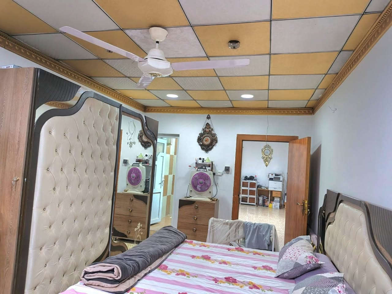 عليكم السلام.
دار للبيع 
مساحة ٣٠٠ متر  في مزارع الحدباء قرب جامع التواب الرحيم البناء عبارة كراج وحديقة كبيرة  وعن طابقين و بيتونة كبيرة...
الطابق الاول :-
مطبخ واستقبال وهول كبير وهول صغير ثاني وغرف نوم عدد ٢ ومناور وصحيات...
الطابق الثاني :-
اربع غرف نوم  مع سويت  خاص لكل غرفة  وهول كبير وصحيات...
ملاحظة....يمكن عزل الطابق الثاني عن الطابق الاول...
للاستفسار مراسلة الصفحة او الاتصال على الرقم التالي ***********.
مكتب المصطفى العقاري موصل حي البلديات مقابل متنزة الكفاءات

