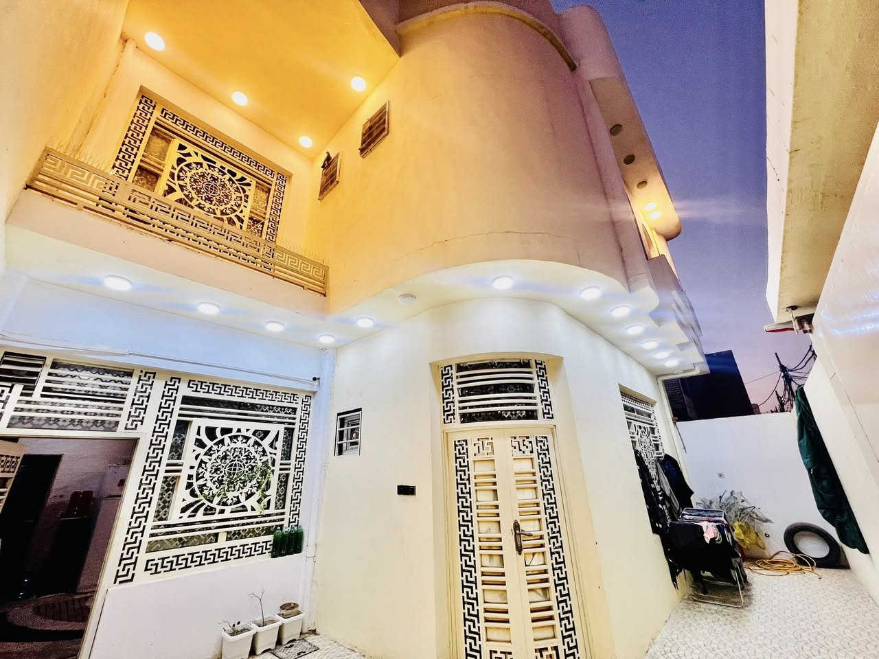 شركة المعمار للوساطة العقارية
للبيع بيت جديد في ملحق قرية الغدير، شارع 7
مساحة البيت: 200 متر مربع
المواصفات:

بناء طابوق، أساس وسقف صب  مركزي 6 غرف نوم مع 6 سويتات 
صالتين.
مطبخ.
صالة استقبال.
دورات مياه.
منور.
شارع 12 متر مع تبليط.
البيت مفروش بالكامل (بلاط، دهان، مواسير، كهرباء... الخ)
تسليم فوري.
موقع مميز.

السعر:مناسب جداً (يرجى الاتصال للاستفسار عن السعر)
للتواصل:*********** (واتساب)
ملاحظة:تتوفر لدينا مساحات مختلفة من البيوت، القطع، والأراضي بجميع الخدمات.  عنوان مكتبنا: ملحق قرية الغدير، شارع 7.
